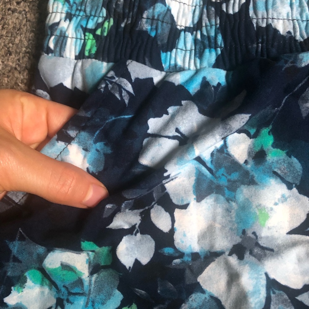 Blue floral dolphin shorts with pockets - Picture 3 of 4